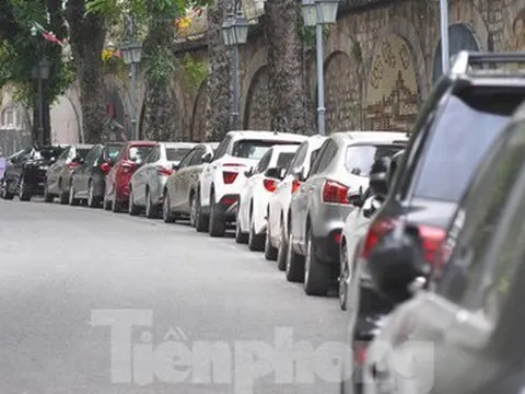 Phố bích họa Phùng Hưng xuống cấp, bị lấn chiếm nghiêm trọng