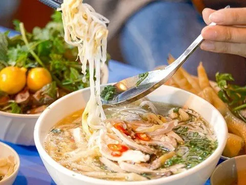 Mùa đông đến quán bún thang bán 400 bát mỗi ngày tại vỉa hè phố cổ Hà Nội