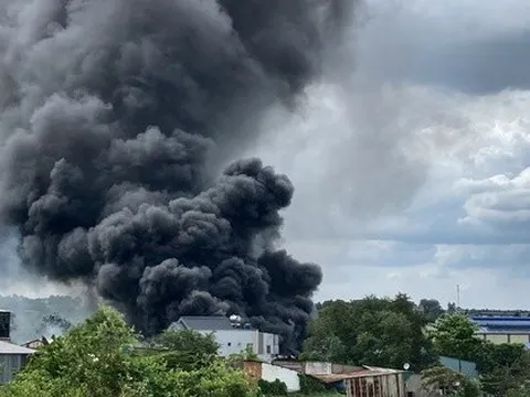 CLIP: Khói lửa ngùn ngụt kèm tiếng nổ lớn trong xưởng ở Đồng Nai