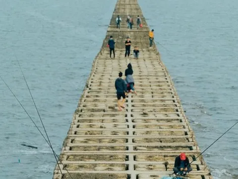 Khi đê chắn sóng trở thành địa điểm hấp dẫn, được các "tín đồ" du lịch yêu thích