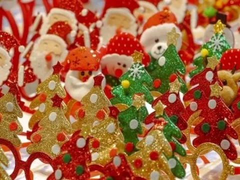 Phố Hàng Mã lung linh sắc màu trước thềm Giáng sinh 2022