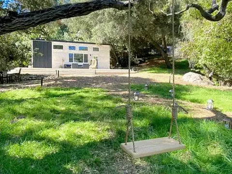 Ngôi nhà nhỏ siêu tiện ích có tầm nhìn đẹp như tranh vẽ trên núi