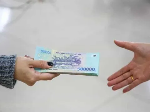 Thưởng Tết cho nhân viên bằng hiện vật thay vì tiền, doanh nghiệp có vi phạm pháp luật hay không?