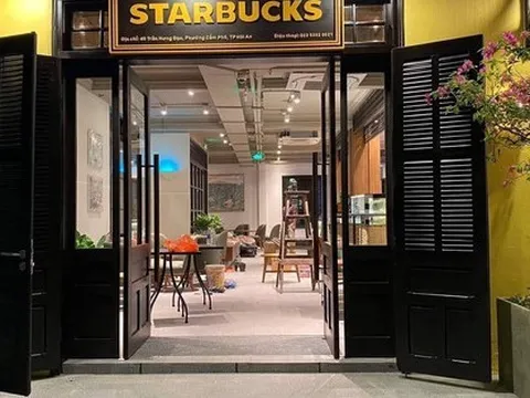 Starbuck và Phúc Long đổ bộ Hội An: Như "anh em" sinh đôi, không còn xanh lá, chỉ có vàng và đen