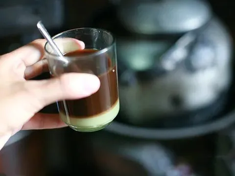 Du khách người Úc bất ngờ khi thử cách pha cà phê đặc biệt tại Việt Nam