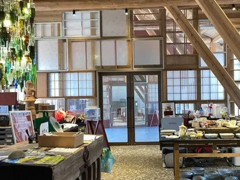 Có một ngôi làng sạch đến mức 'bói không ra cọng rác', dùng rác thải để xây nhà mà đẹp ngoài sức tưởng tượng