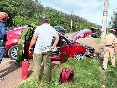 Đằng sau những bức ảnh TNGT: Đọ độ cứng cùng cột điện, tài xế Mazda lĩnh đủ vì tự tin thái quá