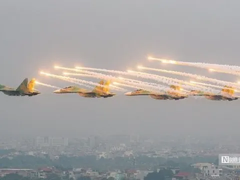 Ngắm "hổ mang chúa" trình diễn trên bầu trời Hà Nội
