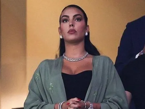 Bạn gái đeo trang sức 2,2 triệu USD tới sân cổ vũ trong ngày Ronaldo ngồi dự bị