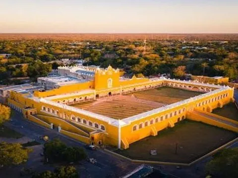 Ghé thăm “thành phố màu vàng” độc đáo với mọi ngóc ngách đều phủ vàng rực rỡ không giống đâu trên thế giới