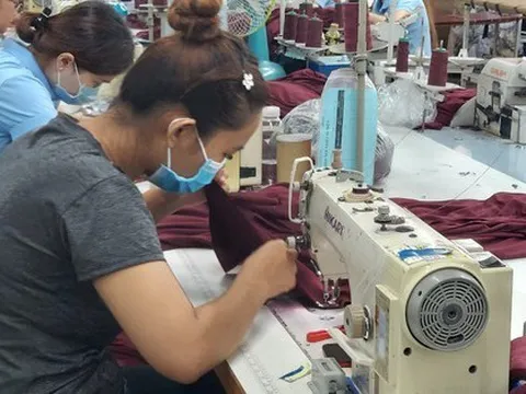 Công nhân ngóng thưởng Tết