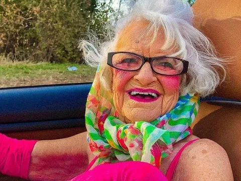 Cụ bà 'chất chơi' 94 tuổi tiết lộ bí quyết trẻ trung