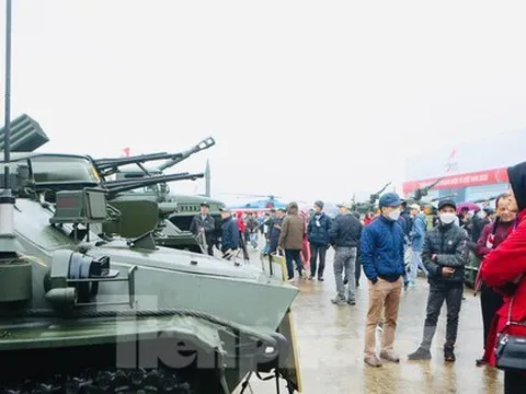 Người dân đội mưa xem triển lãm Quốc phòng quốc tế Việt Nam