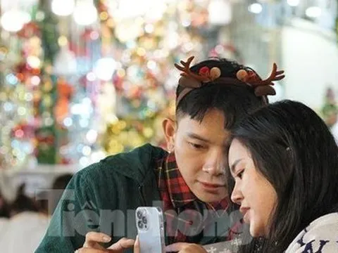 Phố lên đèn, giới trẻ Hà thành 'lên đồ' check in không gian Giáng sinh rực rỡ