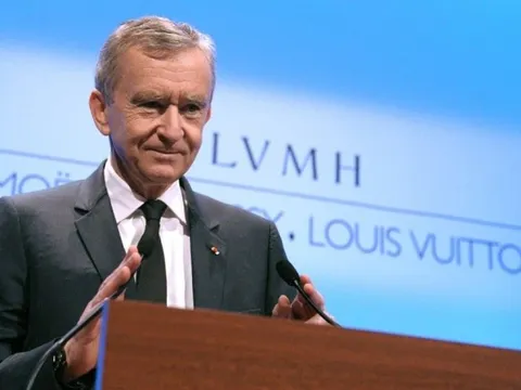 Vua hàng hiệu Bernard Arnault lấy mất vị trí giàu nhất thế giới của Elon Musk: Người giàu vẫn tích cực tiêu tiền bất chấp suy thoái kinh tế, đế chế xa xỉ LVMH làm ăn ra sao?