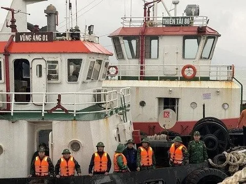 Hà Tĩnh: Chìm thuyền, 7 ngư dân lênh đênh trên biển được cứu sống