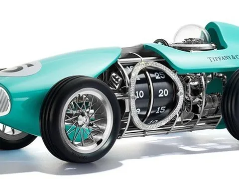 Đồng hồ phong cách xe đua dài chỉ bằng chiếc laptop, giá ngang siêu xe