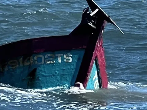 Tàu cá bị chìm sau va chạm với tàu hàng, 6 ngư dân gặp nạn trên biển