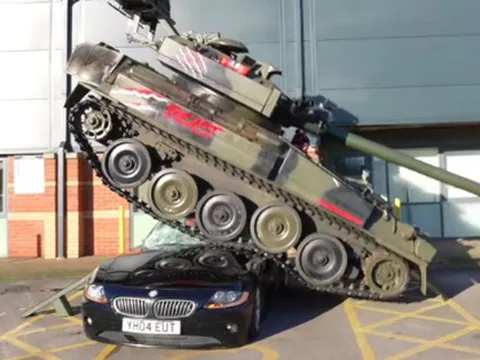 Bị xe tăng trèo qua 2 lượt, BMW Z4 vẫn lái đi thành công