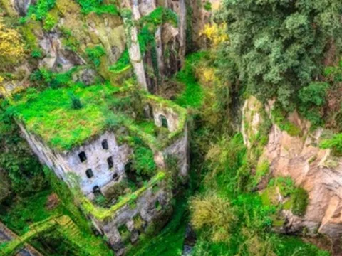 Không gian ma mị bên dưới nhà máy bỏ hoang hệt như cảnh phim viễn tưởng