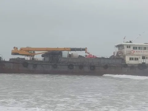 Đề xuất hướng xử lý chiếc tàu sắt tiền tỉ, không người lái dạt vào bờ biển Quảng Trị