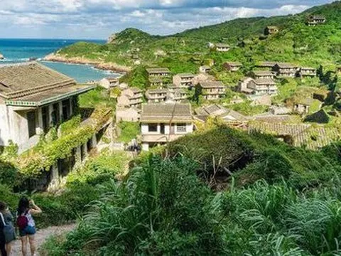 Cận cảnh ngôi làng bỏ hoang đẹp như tranh cổ tích ở Trung Quốc