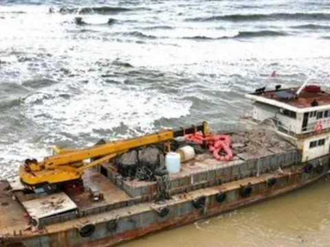 Xử lý 'tàu ma' trôi dạt mắc cạn ở bờ biển Quảng Trị