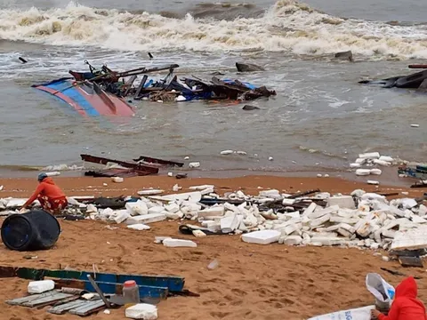 Phú Yên: Tàu cá tiền tỉ ra khơi bị mắc cạn, sóng đánh tan tành