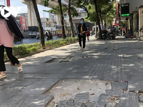 Hà Nội yêu cầu làm rõ nguyên nhân đá lát vỉa hè vỡ nát sau thời gian ngắn sử dụng