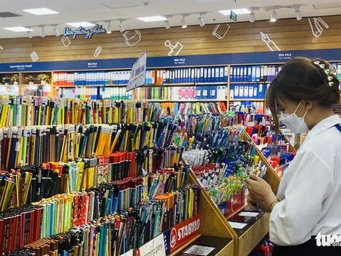 Nhiều doanh nghiệp lãi tăng vọt, đạt hàng trăm tỉ đồng nhờ bán bút, vở...