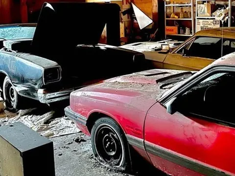 40 năm sau khi bị bỏ hoang, bộ sưu tập xe Chevrolet, Mercury ngập trong cát bụi: Chủ nhân là người trúng xổ số nhưng bị phá sản