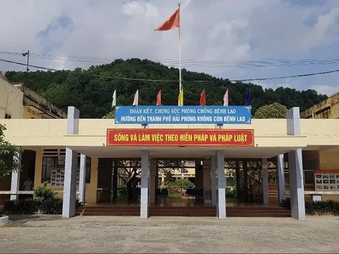 Cán bộ, nhân viên y tế "tố" phải nộp 4 triệu đồng kèm hồ sơ xét duyệt bậc lương