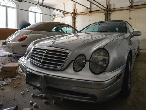 Đột nhập biệt thự hàng trăm tỷ đồng, nhiếp ảnh gia thất thần: Kho đồ hiệu bị bỏ quên cả chục năm, Mercedes cũng không thoát khỏi ‘thảm cảnh’