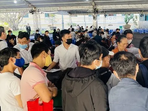 Nhiều nạn nhân của Alibaba bật khóc, lủi thủi ra về