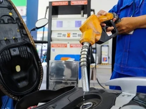 Giá xăng tiếp tục giảm, xuống dưới 20.000 đồng/lít