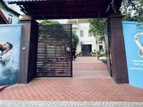 Mê Messi, chàng trai Hà Nội "thay áo" ngôi nhà bằng hình thần tượng, ăn mừng chiến thắng