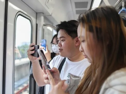 Clip, ảnh: Những hành khách đầu tiên được trải nghiệm trên tàu Metro số 1 TP.HCM