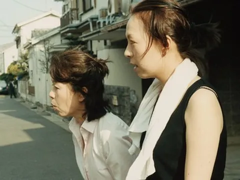 Nữ nhiếp ảnh gia đi khắp Nhật Bản ghi lại lát cắt cuộc sống suốt 25 năm và phong cách thích là chụp, khỏi cần nhìn, để vô thức dẫn lối!