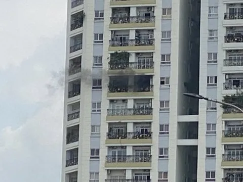 Cháy tòa nhà ở quận 11, hàng nghìn người tháo chạy