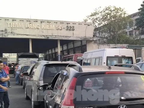 Người dân TPHCM đi đăng kiểm xe ô tô từ 3h sáng