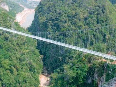 Báo Mỹ giới thiệu cây cầu đáy kính dài nhất thế giới ở Việt Nam