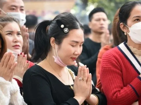 Người dân ùn ùn đổ về lễ phủ Tây Hồ ngày mùng 1 tháng Chạp