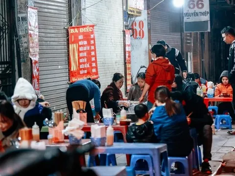 Gánh bún truyền đời cao điểm mùa đông bán 1000 bát và cái tên độc nhất vô nhị trong làng ăn đêm Hà Nội