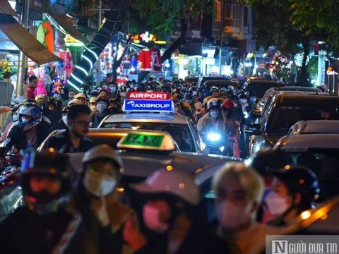 Đêm Noel "chật như nêm", Hà Nội ùn tắc khắp các tuyến phố cổ