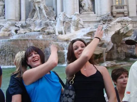 Du khách ném hàng triệu USD ở đài phun nước nổi tiếng nhất thế giới, chính quyền 'bội thu'?