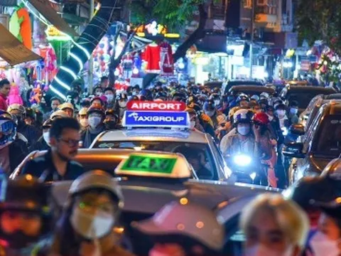 Đường Hà Nội ùn tắc 'không lối thoát' trong đêm Giáng sinh