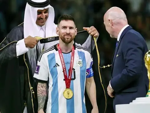 Áo choàng đen của Messi gây 'sốt' trên thế giới sau World Cup