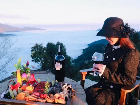 Giới trẻ nô nức săn mây, đón Giáng sinh trên đỉnh Tà Xùa