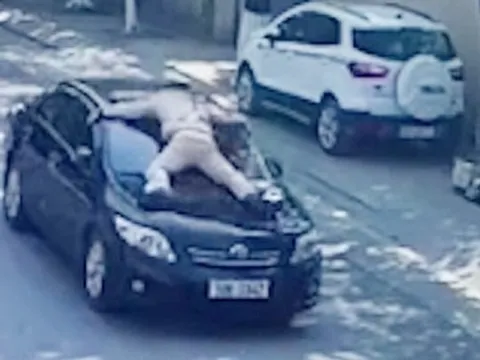 Phó Giám đốc Trung tâm Giáo dục thường xuyên hất CSGT lên nắp capo rồi bỏ chạy