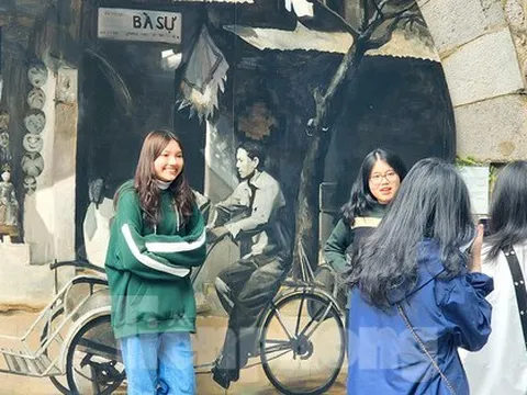 Được 'thay áo mới', phố bích họa Phùng Hưng đông vui ngày cuối tuần
